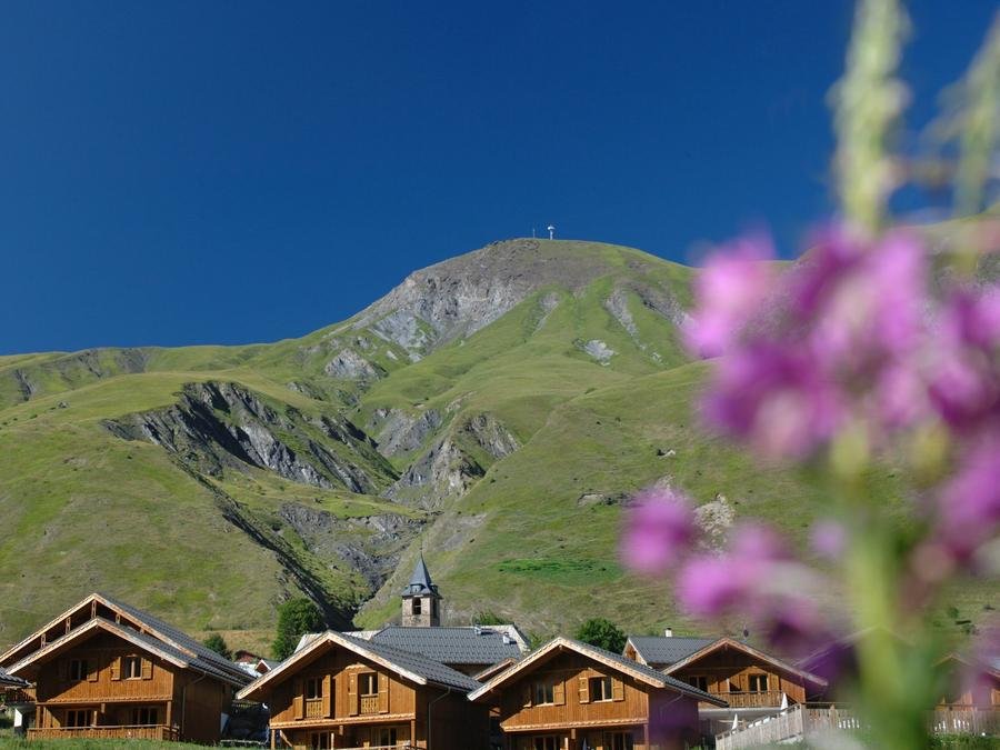 Camping Pas Cher vous présente avec son site Officiel campingpascher.fr, la Résidence Odalys Référence Les Chalets De L'Arvan II classé 3 étoiles, située sur la commune de Saint Sorlin D'arves dans le département Savoie (Rhône Alpes) en France. La résidence Odalys Référence Les Chalets De L'Arvan II, vous présente un hébergement de type appartement de 55 m² et télévision. La résidence Odalys Référence Les Chalets De L'Arvan II vous proposeun séjour PAS CHER avec une REMISEdu sam. 04 juillet au sam. 11 juillet 2026, en promotion à -30% pour 7 nuits à 720,30 € au lieu de 1029,0 € soit une Économie de 308,70 €. Cette location propose 6 dates différentes pour réserver votre séjour. Découvrez également les 3 autres gammes d'hébergements de la résidence. Les Avis clients pour la Résidence Odalys Référence Les Chalets De L'Arvan II sont de 7 sur 10. Piscine chauffée, Piscine extérieure, Animation enfants, Aire de jeux enfants, Centre équestre, Pétanque, Randonnée,... En savoir plus : cliquez-ICI.