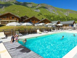 Camping Pas Cher vous présente avec son site Officiel campingpascher.fr, la Résidence Odalys Référence Les Chalets De L'Arvan II classé 3 étoiles, située sur la commune de Saint Sorlin D'arves dans le département Savoie (Rhône Alpes) en France. La résidence Odalys Référence Les Chalets De L'Arvan II, vous présente un hébergement de type appartement de 55 m² et télévision. La résidence Odalys Référence Les Chalets De L'Arvan II vous proposeun séjour PAS CHER avec une REMISEdu sam. 04 juillet au sam. 11 juillet 2026, en promotion à -30% pour 7 nuits à 720,30 € au lieu de 1029,0 € soit une Économie de 308,70 €. Cette location propose 6 dates différentes pour réserver votre séjour. Découvrez également les 3 autres gammes d'hébergements de la résidence. Les Avis clients pour la Résidence Odalys Référence Les Chalets De L'Arvan II sont de 7 sur 10. Piscine chauffée, Piscine extérieure, Animation enfants, Aire de jeux enfants, Centre équestre, Pétanque, Randonnée,... En savoir plus : cliquez-ICI.