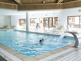 Camping Pas Cher vous présente avec son site Officiel campingpascher.fr, la Résidence Odalys Référence L'Orée Des Pistes classé 3 étoiles, située sur la commune de Saint Sorlin D'arves dans le département Savoie (Rhône Alpes) en France. La résidence Odalys Référence L'Orée Des Pistes, vous présente un hébergement de type appartement de 35 m² pour 1 personne et télévision. La résidence Odalys Référence L'Orée Des Pistes vous propose du sam. 22 août au sam. 29 août 2026 pour 7 nuits à 519€. Cette location propose 10 dates différentes pour réserver votre séjour. Découvrez également les 7 autres gammes d'hébergements de la résidence. Piscine chauffée, Piscine couverte, Animation enfants, Centre équestre, Piscine,... En savoir plus : cliquez-ICI.