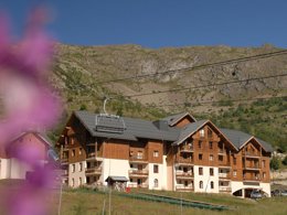 Camping Pas Cher vous présente avec son site Officiel campingpascher.fr, la Résidence Odalys Référence L'Orée Des Pistes classé 3 étoiles, située sur la commune de Saint Sorlin D'arves dans le département Savoie (Rhône Alpes) en France. La résidence Odalys Référence L'Orée Des Pistes, vous présente un hébergement de type appartement de 26 m² et télévision. La résidence Odalys Référence L'Orée Des Pistes vous propose du sam. 22 août au sam. 29 août 2026 pour 7 nuits à 399€. Cette location propose 11 dates différentes pour réserver votre séjour. Découvrez également les 7 autres gammes d'hébergements de la résidence. Piscine chauffée, Piscine couverte, Animation enfants, Centre équestre, Piscine,... En savoir plus : cliquez-ICI.