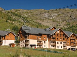 Camping Pas Cher vous présente avec son site Officiel campingpascher.fr, la Résidence Odalys Référence L'Orée Des Pistes classé 3 étoiles, située sur la commune de Saint Sorlin D'arves dans le département Savoie (Rhône Alpes) en France. La résidence Odalys Référence L'Orée Des Pistes, vous présente un hébergement de type appartement de 32 m² et télévision. La résidence Odalys Référence L'Orée Des Pistes vous propose du sam. 22 août au sam. 29 août 2026 pour 7 nuits à 479€. Cette location propose 10 dates différentes pour réserver votre séjour. Découvrez également les 7 autres gammes d'hébergements de la résidence. Piscine chauffée, Piscine couverte, Animation enfants, Centre équestre, Piscine,... En savoir plus : cliquez-ICI.