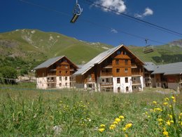 Camping Pas Cher vous présente avec son site Officiel campingpascher.fr, la Résidence Odalys Référence L'Orée Des Pistes classé 3 étoiles, située sur la commune de Saint Sorlin D'arves dans le département Savoie (Rhône Alpes) en France. La résidence Odalys Référence L'Orée Des Pistes, vous présente un hébergement de type appartement de 35 m² pour 1 personne et télévision. La résidence Odalys Référence L'Orée Des Pistes vous propose du sam. 22 août au sam. 29 août 2026 pour 7 nuits à 519€. Cette location propose 10 dates différentes pour réserver votre séjour. Découvrez également les 7 autres gammes d'hébergements de la résidence. Piscine chauffée, Piscine couverte, Animation enfants, Centre équestre, Piscine,... En savoir plus : cliquez-ICI.