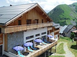 Camping Pas Cher vous présente avec son site Officiel campingpascher.fr, la Résidence Odalys Référence Les Bergers classé 3 étoiles, située sur la commune de Saint Sorlin D'arves dans le département Savoie (Rhône Alpes) en France. La résidence Odalys Référence Les Bergers vous propose un hébergement de type appartement de 35 m² (télévision). L'établissement vous propose 6 autres types d'hébergements. Découvrez tous nos séjours à petits prix dans la commune et aux alentours de Saint Sorlin D'arves du département : Savoie (Rhône Alpes). Les Avis clients pour la Résidence Odalys Référence Les Bergers sont excellents avec une note moyenne de 8 sur 10. Piscine chauffée, Piscine couverte, Club enfants, Centre équestre, Court de tennis,... En savoir plus : cliquez-ICI.