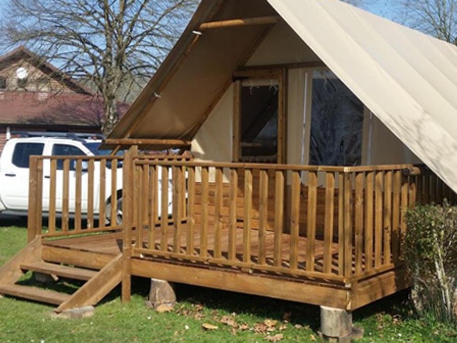 Camping Pas Cher vous présente avec son site Officiel campingpascher.fr, le Camping Domaine Du Trappeur classé 3 étoiles, situé sur la commune de Saint Sorlin D'arves dans le département Savoie (Rhône Alpes) en France. Le camping Domaine Du Trappeur vous propose un hébergement de type tente pour 2 personnes. L'établissement vous propose 12 autres types d'hébergements. Découvrez tous nos séjours à petits prix dans la commune et aux alentours de Saint Sorlin D'arves du département : Savoie (Rhône Alpes). Les Avis clients pour le Camping Domaine Du Trappeur sont excellents avec une note moyenne de 8 sur 10. LacÉtang, Baby-foot, Ping-pong, Piscine, Pétanque, Trampoline, Bar, Dépôt de pain, Restaurant, Épicerie,... En savoir plus : cliquez-ICI.