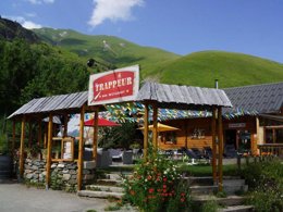 Camping Pas Cher vous présente avec son site Officiel campingpascher.fr, le Camping Domaine Du Trappeur classé 3 étoiles, situé sur la commune de Saint Sorlin D'arves dans le département Savoie (Rhône Alpes) en France. Le camping Domaine Du Trappeur vous propose un hébergement de type hébergement insolite de 20 m² pour 3 personnes. L'établissement vous propose 12 autres types d'hébergements. Découvrez tous nos séjours à petits prix dans la commune et aux alentours de Saint Sorlin D'arves du département : Savoie (Rhône Alpes). Les Avis clients pour le Camping Domaine Du Trappeur sont excellents avec une note moyenne de 8 sur 10. LacÉtang, Baby-foot, Ping-pong, Piscine, Pétanque, Trampoline, Bar, Dépôt de pain, Restaurant, Épicerie,... En savoir plus : cliquez-ICI.