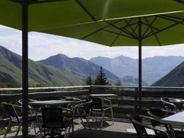 Camping Pas Cher vous présente avec son site Officiel campingpascher.fr, le Camping Domaine Du Trappeur classé 3 étoiles, situé sur la commune de Saint Sorlin D'arves dans le département Savoie (Rhône Alpes) en France. Le camping Domaine Du Trappeur, vous présente un hébergement de type tente de 27 m² pour 2 personnes. Le camping Domaine Du Trappeur vous proposeun séjour PAS CHER avec une REMISEdu mercredi 06 mai au mercredi 13 mai 2026, en promotion à -50% pour 7 nuits à 474,50 € au lieu de 949,0 € soit une Économie de 474,50 €. Cette location propose 90 dates différentes pour réserver votre séjour. Découvrez également les 12 autres gammes d'hébergements du camping. Les Avis clients pour le Camping Domaine Du Trappeur sont excellents avec une note moyenne de 8 sur 10. LacÉtang, Baby-foot, Ping-pong, Piscine, Pétanque, Trampoline, Bar, Dépôt de pain, Restaurant, Épicerie,... En savoir plus : cliquez-ICI.