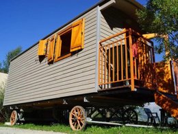 Camping Pas Cher vous présente avec son site Officiel campingpascher.fr, le Camping Domaine Du Trappeur classé 3 étoiles, situé sur la commune de Saint Sorlin D'arves dans le département Savoie (Rhône Alpes) en France. Le camping Domaine Du Trappeur, vous présente un hébergement de type hébergement insolite de 15 m² et télévision. Le camping Domaine Du Trappeur vous proposeun séjour PAS CHER avec une REMISEdu mercredi 06 mai au mercredi 13 mai 2026, en promotion à -50% pour 7 nuits à 402,50 € au lieu de 805,0 € soit une Économie de 402,50 €. Cette location propose 88 dates différentes pour réserver votre séjour. Découvrez également les 12 autres gammes d'hébergements du camping. Les Avis clients pour le Camping Domaine Du Trappeur sont excellents avec une note moyenne de 8 sur 10. LacÉtang, Baby-foot, Ping-pong, Piscine, Pétanque, Trampoline, Bar, Dépôt de pain, Restaurant, Épicerie,... En savoir plus : cliquez-ICI.