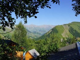 Camping Pas Cher vous présente avec son site Officiel campingpascher.fr, le Camping Domaine Du Trappeur classé 3 étoiles, situé sur la commune de Saint Sorlin D'arves dans le département Savoie (Rhône Alpes) en France. Le camping Domaine Du Trappeur vous propose un hébergement de type hébergement insolite de 15 m². L'établissement vous propose 12 autres types d'hébergements. Découvrez tous nos séjours à petits prix dans la commune et aux alentours de Saint Sorlin D'arves du département : Savoie (Rhône Alpes). Les Avis clients pour le Camping Domaine Du Trappeur sont excellents avec une note moyenne de 8 sur 10. LacÉtang, Baby-foot, Ping-pong, Piscine, Pétanque, Trampoline, Bar, Dépôt de pain, Restaurant, Épicerie,... En savoir plus : cliquez-ICI.