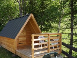 Camping Pas Cher vous présente avec son site Officiel campingpascher.fr, le Camping Domaine Du Trappeur classé 3 étoiles, situé sur la commune de Saint Sorlin D'arves dans le département Savoie (Rhône Alpes) en France. Le camping Domaine Du Trappeur, vous présente un hébergement de type hébergement insolite de 6 m². Le camping Domaine Du Trappeur vous proposeun séjour PAS CHER avec une REMISEdu mercredi 06 mai au mercredi 13 mai 2026, en promotion à -49% pour 7 nuits à 213 € au lieu de 425,5 € soit une Économie de 212,50 €. Cette location propose 90 dates différentes pour réserver votre séjour. Découvrez également les 12 autres gammes d'hébergements du camping. Les Avis clients pour le Camping Domaine Du Trappeur sont excellents avec une note moyenne de 8 sur 10. LacÉtang, Baby-foot, Ping-pong, Piscine, Pétanque, Trampoline, Bar, Dépôt de pain, Restaurant, Épicerie,... En savoir plus : cliquez-ICI.