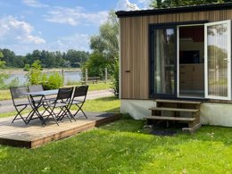 Camping Pas Cher vous présente avec son site Officiel campingpascher.fr, le Camping Les Portes De Sancerre classé 3 étoiles, situé sur la commune de Saint Satur dans le département Cher (Centre Val De Loire) en France. Le camping Les Portes De Sancerre vous propose un hébergement de type mobil-home de 33 m². L'établissement vous propose 6 autres types d'hébergements. Découvrez tous nos séjours à petits prix dans la commune et aux alentours de Saint Satur du département : Cher (Centre Val De Loire). Les Avis clients pour le Camping Les Portes De Sancerre sont excellents avec une note moyenne de 8 sur 10. Rivière, Piscine chauffée, Piscine extérieure, Aire de jeux enfants, Court de tennis, Ping-pong, Pétanque, Randonnée, Boulangerie, Dépôt de pain, Supermarché, Épicerie,... En savoir plus : cliquez-ICI.