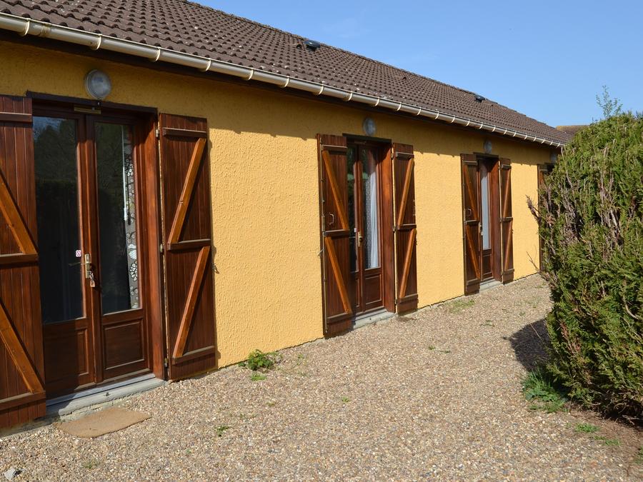 Camping Pas Cher vous présente avec son site Officiel campingpascher.fr, le Camping Parc Des Joumiers classé 3 étoiles, situé sur la commune de Saint Sauveur En Puisaye dans le département Yonne (Bourgogne) en France. Le camping Parc Des Joumiers vous propose un hébergement de type chambre de 20 m² (télévision). L'établissement vous propose 6 autres types d'hébergements. Découvrez tous nos séjours à petits prix dans la commune et aux alentours de Saint Sauveur En Puisaye du département : Yonne (Bourgogne). Les Avis clients pour le Camping Parc Des Joumiers sont excellents avec une note moyenne de 8 sur 10. Piscine chauffée, Piscine extérieure, Aire de jeux enfants, Canoë-kayak, Centre équestre, Ping-pong, Pétanque, Structure gonflable enfants, Bar, Dépôt de pain, Plats à emporter, Snack/Bar,... En savoir plus : cliquez-ICI.