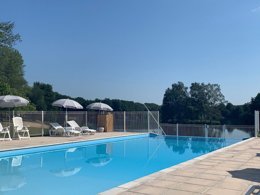 Camping Pas Cher vous présente avec son site Officiel campingpascher.fr, le Camping Parc Des Joumiers classé 3 étoiles, situé sur la commune de Saint Sauveur En Puisaye dans le département Yonne (Bourgogne) en France. Le camping Parc Des Joumiers vous propose un hébergement de type chambre de 20 m² (télévision). L'établissement vous propose 6 autres types d'hébergements. Découvrez tous nos séjours à petits prix dans la commune et aux alentours de Saint Sauveur En Puisaye du département : Yonne (Bourgogne). Les Avis clients pour le Camping Parc Des Joumiers sont excellents avec une note moyenne de 8 sur 10. Piscine chauffée, Piscine extérieure, Aire de jeux enfants, Canoë-kayak, Centre équestre, Ping-pong, Pétanque, Structure gonflable enfants, Bar, Dépôt de pain, Plats à emporter, Snack/Bar,... En savoir plus : cliquez-ICI.