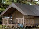 Cliquez pour découvrir toutes les photos de l'HÉBERGEMENT ! tente en toile et bois - camping Flower Monplaisir | Oléron 4 étoiles photo 4
