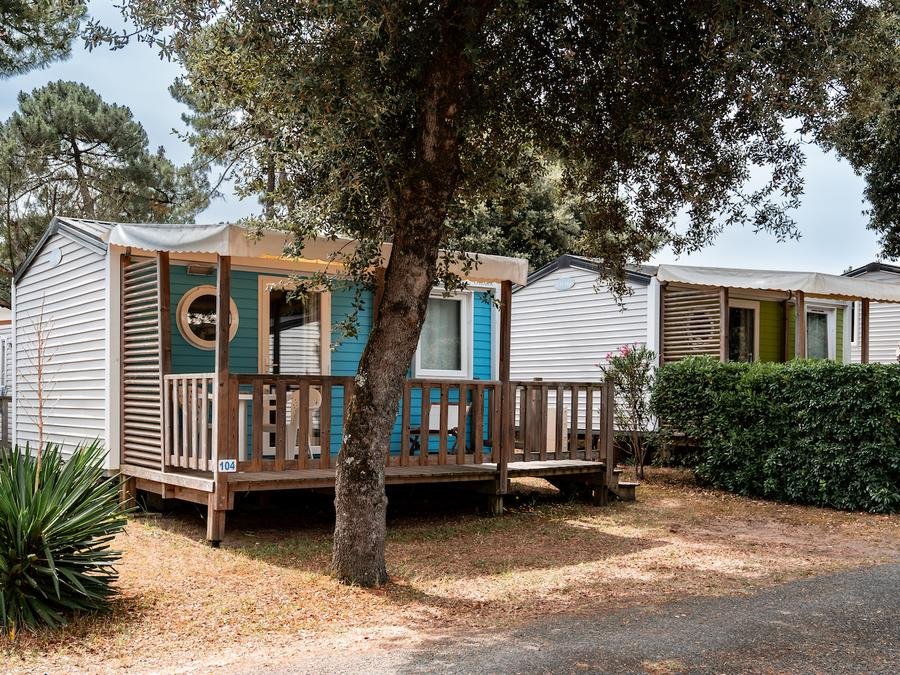 Camping Pas Cher vous présente avec son site Officiel campingpascher.fr, le Camping Oléron Saint Tro'Park classé 4 étoiles, situé sur la commune de Saint Trojan Les Bains dans le département Charente-maritime (Poitou Charentes) en France. Le camping Oléron Saint Tro'Park, vous présente un hébergement de type mobil-home de 130 m² pour 2 personnes. Le camping Oléron Saint Tro'Park vous propose du vendredi 18 septembre au vendredi 25 septembre 2026 pour 7 nuits à 279€. Cette location propose 24 dates différentes pour réserver votre séjour. Découvrez également les 15 autres gammes d'hébergements du camping. Les Avis clients pour le Camping Oléron Saint Tro'Park sont de 7 sur 10. Piscine chauffée, Piscine extérieure, Club enfants, Aire de jeux enfants, Baby-foot, Canoë-kayak, Centre équestre, Court de tennis, Cyclisme, Golf, Ping-pong, Piscine, Pétanque, Randonnée, Salle de fitness, Terrain de football, Terrain multisports, Bar, Dépôt de pain, Plats à emporter, Snack/Bar,... En savoir plus : cliquez-ICI.