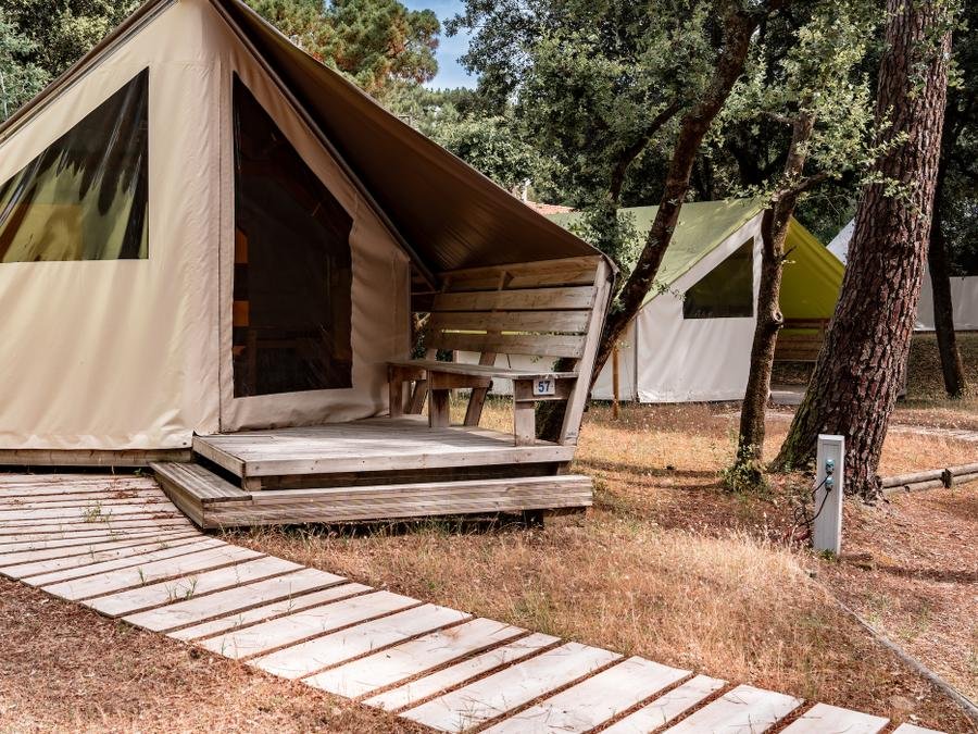 Camping Pas Cher vous présente avec son site Officiel campingpascher.fr, le Camping Oléron Saint Tro'Park classé 4 étoiles, situé sur la commune de Saint Trojan Les Bains dans le département Charente-maritime (Poitou Charentes) en France. Le camping Oléron Saint Tro'Park, vous présente un hébergement de type lodge de 17 m² pour 2 personnes. Le camping Oléron Saint Tro'Park vous propose du dimanche 28 juin au dimanche 05 juillet 2026 pour 7 nuits à 316€. Cette location propose 14 dates différentes pour réserver votre séjour. Découvrez également les 15 autres gammes d'hébergements du camping. Les Avis clients pour le Camping Oléron Saint Tro'Park sont de 7 sur 10. Piscine chauffée, Piscine extérieure, Club enfants, Aire de jeux enfants, Baby-foot, Canoë-kayak, Centre équestre, Court de tennis, Cyclisme, Golf, Ping-pong, Piscine, Pétanque, Randonnée, Salle de fitness, Terrain de football, Terrain multisports, Bar, Dépôt de pain, Plats à emporter, Snack/Bar,... En savoir plus : cliquez-ICI.