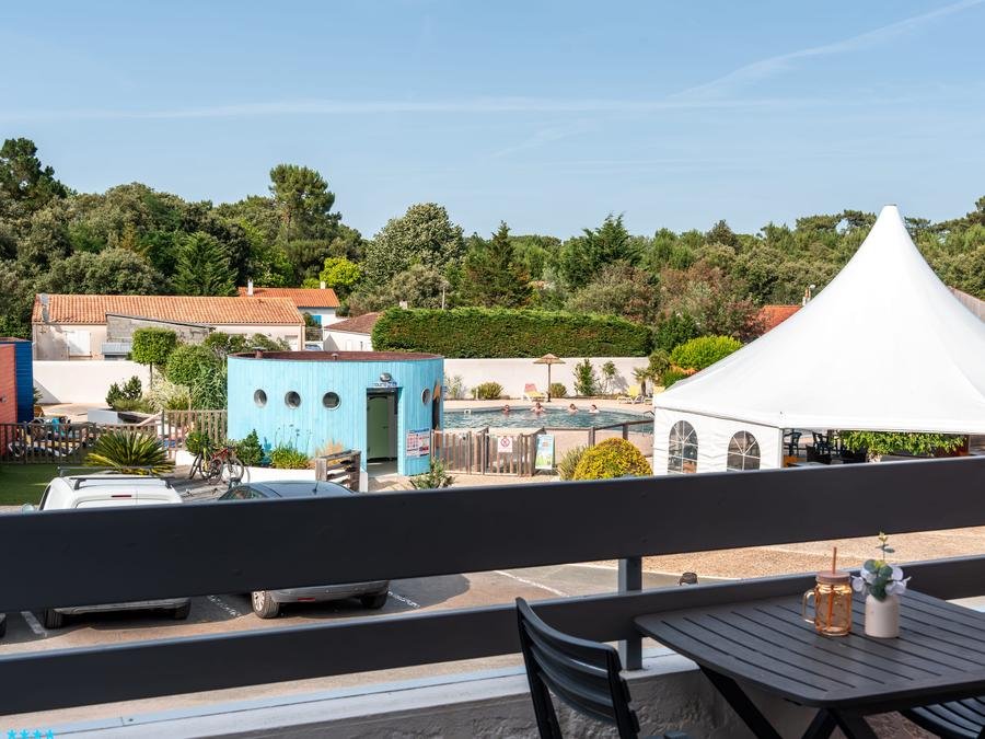 Camping Pas Cher vous présente avec son site Officiel campingpascher.fr, le Camping Oléron Saint Tro'Park classé 4 étoiles, situé sur la commune de Saint Trojan Les Bains dans le département Charente-maritime (Poitou Charentes) en France. Le camping Oléron Saint Tro'Park, vous présente un hébergement de type studio de 20 m² pour 2 personnes. Le camping Oléron Saint Tro'Park vous propose du dimanche 28 juin au dimanche 05 juillet 2026 pour 7 nuits à 298€. Cette location propose 10 dates différentes pour réserver votre séjour. Découvrez également les 15 autres gammes d'hébergements du camping. Les Avis clients pour le Camping Oléron Saint Tro'Park sont de 7 sur 10. Piscine chauffée, Piscine extérieure, Club enfants, Aire de jeux enfants, Baby-foot, Canoë-kayak, Centre équestre, Court de tennis, Cyclisme, Golf, Ping-pong, Piscine, Pétanque, Randonnée, Salle de fitness, Terrain de football, Terrain multisports, Bar, Dépôt de pain, Plats à emporter, Snack/Bar,... En savoir plus : cliquez-ICI.