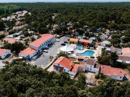 Camping Pas Cher vous présente avec son site Officiel campingpascher.fr, le Camping Oléron Saint Tro'Park classé 4 étoiles, situé sur la commune de Saint Trojan Les Bains dans le département Charente-maritime (Poitou Charentes) en France. Le camping Oléron Saint Tro'Park, vous présente un hébergement de type studio de 20 m² pour 2 personnes. Le camping Oléron Saint Tro'Park vous propose du dimanche 28 juin au dimanche 05 juillet 2026 pour 7 nuits à 298€. Cette location propose 10 dates différentes pour réserver votre séjour. Découvrez également les 15 autres gammes d'hébergements du camping. Les Avis clients pour le Camping Oléron Saint Tro'Park sont de 7 sur 10. Piscine chauffée, Piscine extérieure, Club enfants, Aire de jeux enfants, Baby-foot, Canoë-kayak, Centre équestre, Court de tennis, Cyclisme, Golf, Ping-pong, Piscine, Pétanque, Randonnée, Salle de fitness, Terrain de football, Terrain multisports, Bar, Dépôt de pain, Plats à emporter, Snack/Bar,... En savoir plus : cliquez-ICI.