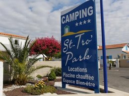 Camping Pas Cher vous présente avec son site Officiel campingpascher.fr, le Camping Oléron Saint Tro'Park classé 4 étoiles, situé sur la commune de Saint Trojan Les Bains dans le département Charente-maritime (Poitou Charentes) en France. Le camping Oléron Saint Tro'Park, vous présente un hébergement de type studio de 20 m² pour 2 personnes. Le camping Oléron Saint Tro'Park vous propose du mercredi 01 avril au mercredi 08 avril 2026, en promotion à -15% pour 7 nuits à 213,35 € au lieu de 251,0 € soit une Économie de 37,65 €. Cette location propose 177 dates différentes pour réserver votre séjour. Découvrez également les 12 autres gammes d'hébergements du camping. Les Avis clients pour le Camping Oléron Saint Tro'Park sont de 7 sur 10. Piscine chauffée, Piscine extérieure, Club enfants, Aire de jeux enfants, Baby-foot, Canoë-kayak, Centre équestre, Court de tennis, Cyclisme, Golf, Ping-pong, Piscine, Pétanque, Randonnée, Salle de fitness, Terrain de football, Terrain multisports, Bar, Dépôt de pain, Plats à emporter, Snack/Bar,... En savoir plus : cliquez-ICI.