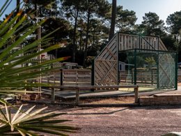 Camping Pas Cher vous présente avec son site Officiel campingpascher.fr, le Camping Oléron Saint Tro'Park classé 4 étoiles, situé sur la commune de Saint Trojan Les Bains dans le département Charente-maritime (Poitou Charentes) en France. Le camping Oléron Saint Tro'Park, vous présente un hébergement de type mobil-home de 11 m² pour 2 personnes. Le camping Oléron Saint Tro'Park vous propose du dimanche 05 avril au dimanche 12 avril 2026, en promotion à -15% pour 7 nuits à 251,60 € au lieu de 296,0 € soit une Économie de 44,40 €. Cette location propose 97 dates différentes pour réserver votre séjour. Découvrez également les 12 autres gammes d'hébergements du camping. Les Avis clients pour le Camping Oléron Saint Tro'Park sont de 7 sur 10. Piscine chauffée, Piscine extérieure, Club enfants, Aire de jeux enfants, Baby-foot, Canoë-kayak, Centre équestre, Court de tennis, Cyclisme, Golf, Ping-pong, Piscine, Pétanque, Randonnée, Salle de fitness, Terrain de football, Terrain multisports, Bar, Dépôt de pain, Plats à emporter, Snack/Bar,... En savoir plus : cliquez-ICI.