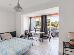 Camping Pas Cher vous présente avec son site Officiel campingpascher.fr, le Camping Oléron Saint Tro'Park classé 4 étoiles, situé sur la commune de Saint Trojan Les Bains dans le département Charente-maritime (Poitou Charentes) en France. Le camping Oléron Saint Tro'Park, vous présente un hébergement de type studio de 20 m² pour 2 personnes. Le camping Oléron Saint Tro'Park vous propose du mercredi 01 avril au mercredi 08 avril 2026, en promotion à -15% pour 7 nuits à 213,35 € au lieu de 251,0 € soit une Économie de 37,65 €. Cette location propose 177 dates différentes pour réserver votre séjour. Découvrez également les 12 autres gammes d'hébergements du camping. Les Avis clients pour le Camping Oléron Saint Tro'Park sont de 7 sur 10. Piscine chauffée, Piscine extérieure, Club enfants, Aire de jeux enfants, Baby-foot, Canoë-kayak, Centre équestre, Court de tennis, Cyclisme, Golf, Ping-pong, Piscine, Pétanque, Randonnée, Salle de fitness, Terrain de football, Terrain multisports, Bar, Dépôt de pain, Plats à emporter, Snack/Bar,... En savoir plus : cliquez-ICI.