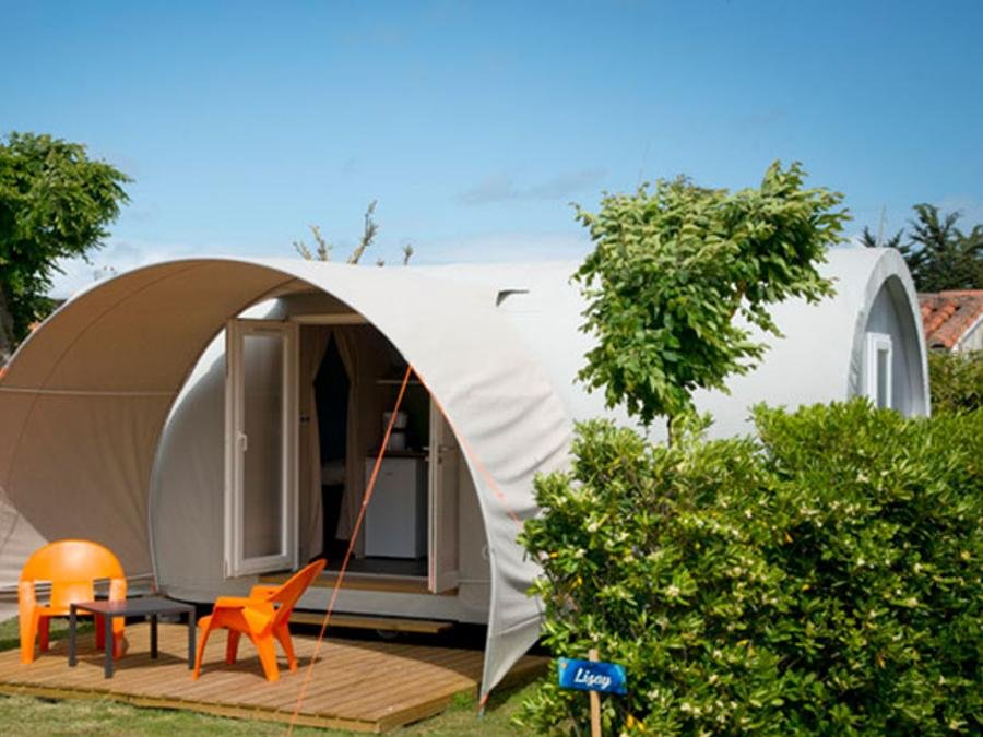 Camping Pas Cher vous présente avec son site Officiel campingpascher.fr, le Camping Les Etangs Mina classé 3 étoiles, situé sur la commune de Saint Sornin dans le département Charente-maritime (Poitou Charentes) en France. Le camping Les Etangs Mina, vous présente un hébergement de type bungalow toilé de 17 m². Le camping Les Etangs Mina vous propose du sam. 04 juillet au sam. 11 juillet 2026, en promotion à -9% pour 7 nuits à 390,60 € au lieu de 434,0 € soit une Économie de 43,40 €. Cette location propose 8 dates différentes pour réserver votre séjour. Découvrez également les 27 autres gammes d'hébergements du camping. Les Avis clients pour le Camping Les Etangs Mina sont excellents avec une note moyenne de 8 sur 10. MerÉtang, Piscine extérieure, Animation ados, Animations familiales, Club enfants, Aire de jeux enfants, Baby-foot, Canoë-kayak, Cyclisme, Parcours sportif, Ping-pong, Piscine, Pétanque, Randonnée, Salle de jeux vidéo, Structure gonflable enfants, Bar, Dépôt de pain, Pizzeria, Plats à emporter, Snack/Bar, Épicerie,... En savoir plus : cliquez-ICI.