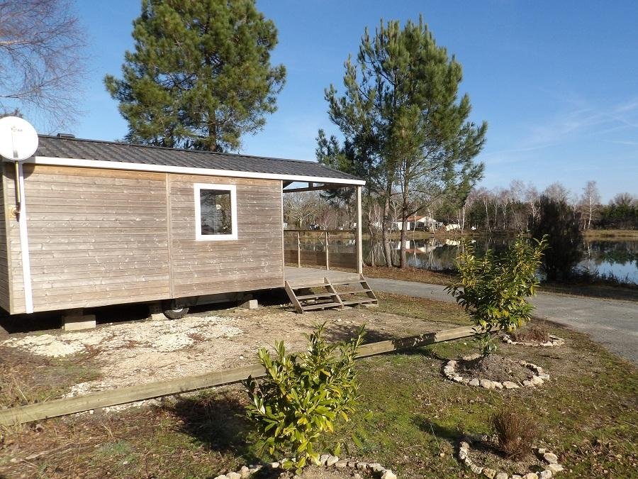 Camping Pas Cher vous présente avec son site Officiel campingpascher.fr, le Camping Les Etangs Mina classé 3 étoiles, situé sur la commune de Saint Sornin dans le département Charente-maritime (Poitou Charentes) en France. Le camping Les Etangs Mina, vous présente un hébergement de type chalet de 22 m² et télévision. Le camping Les Etangs Mina vous propose du vendredi 05 juin au vendredi 12 juin 2026 avec un DÉPART DEMAIN pour 7 nuits à 392€. Cette location propose 52 dates différentes pour réserver votre séjour. Découvrez également les 23 autres gammes d'hébergements du camping. Les Avis clients pour le Camping Les Etangs Mina sont excellents avec une note moyenne de 8 sur 10. MerÉtang, Piscine extérieure, Animation ados, Animations familiales, Club enfants, Aire de jeux enfants, Baby-foot, Canoë-kayak, Cyclisme, Parcours sportif, Ping-pong, Piscine, Pétanque, Randonnée, Salle de jeux vidéo, Structure gonflable enfants, Bar, Dépôt de pain, Pizzeria, Plats à emporter, Snack/Bar, Épicerie,... En savoir plus : cliquez-ICI.