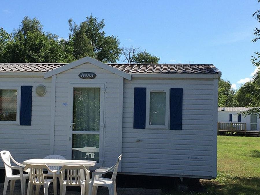 Camping Pas Cher vous présente avec son site Officiel campingpascher.fr, le Camping Les Etangs Mina classé 3 étoiles, situé sur la commune de Saint Sornin dans le département Charente-maritime (Poitou Charentes) en France. Le camping Les Etangs Mina, vous présente un hébergement de type mobil-home de 29 m² et télévision. Le camping Les Etangs Mina vous propose du sam. 22 août au sam. 29 août 2026, en promotion à -8% pour 7 nuits à 559 € au lieu de 610,0 € soit une Économie de 51 €. Cette location propose 8 dates différentes pour réserver votre séjour. Découvrez également les 23 autres gammes d'hébergements du camping. Les Avis clients pour le Camping Les Etangs Mina sont excellents avec une note moyenne de 8 sur 10. MerÉtang, Piscine extérieure, Animation ados, Animations familiales, Club enfants, Aire de jeux enfants, Baby-foot, Canoë-kayak, Cyclisme, Parcours sportif, Ping-pong, Piscine, Pétanque, Randonnée, Salle de jeux vidéo, Structure gonflable enfants, Terrain multisports, Bar, Dépôt de pain, Pizzeria, Plats à emporter, Snack/Bar, Épicerie,... En savoir plus : cliquez-ICI.