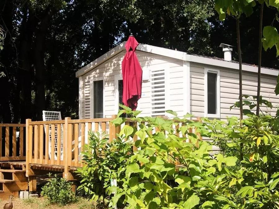 Camping Pas Cher vous présente avec son site Officiel campingpascher.fr, le Camping Les Etangs Mina classé 3 étoiles, situé sur la commune de Saint Sornin dans le département Charente-maritime (Poitou Charentes) en France. Le camping Les Etangs Mina, vous présente un hébergement de type mobil-home de 17 m². Le camping Les Etangs Mina vous propose du lundi 22 juin au lundi 29 juin 2026 pour 7 nuits à 399€. Cette location propose 23 dates différentes pour réserver votre séjour. Découvrez également les 23 autres gammes d'hébergements du camping. Les Avis clients pour le Camping Les Etangs Mina sont excellents avec une note moyenne de 8 sur 10. MerÉtang, Piscine extérieure, Animation ados, Animations familiales, Club enfants, Aire de jeux enfants, Baby-foot, Canoë-kayak, Cyclisme, Parcours sportif, Ping-pong, Piscine, Pétanque, Randonnée, Salle de jeux vidéo, Structure gonflable enfants, Bar, Dépôt de pain, Pizzeria, Plats à emporter, Snack/Bar, Épicerie,... En savoir plus : cliquez-ICI.