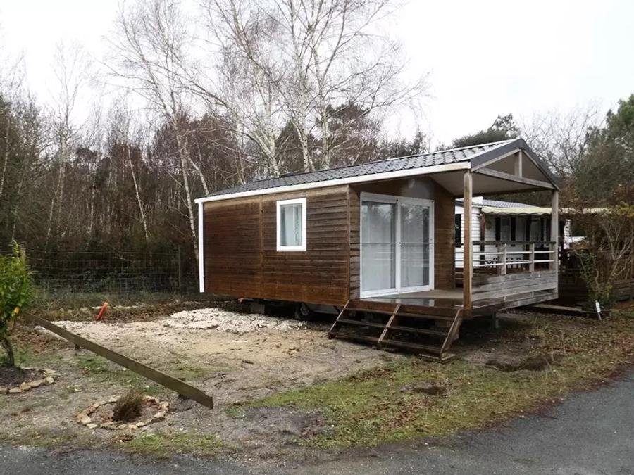 Camping Pas Cher vous présente avec son site Officiel campingpascher.fr, le Camping Les Etangs Mina classé 3 étoiles, situé sur la commune de Saint Sornin dans le département Charente-maritime (Poitou Charentes) en France. Le camping Les Etangs Mina, vous présente un hébergement de type chalet de 22 m² et télévision. Le camping Les Etangs Mina vous propose du vendredi 05 juin au vendredi 12 juin 2026 avec un DÉPART DEMAIN pour 7 nuits à 459€. Cette location propose 52 dates différentes pour réserver votre séjour. Découvrez également les 23 autres gammes d'hébergements du camping. Les Avis clients pour le Camping Les Etangs Mina sont excellents avec une note moyenne de 8 sur 10. MerÉtang, Piscine extérieure, Animation ados, Animations familiales, Club enfants, Aire de jeux enfants, Baby-foot, Canoë-kayak, Cyclisme, Parcours sportif, Ping-pong, Piscine, Pétanque, Randonnée, Salle de jeux vidéo, Structure gonflable enfants, Bar, Dépôt de pain, Pizzeria, Plats à emporter, Snack/Bar, Épicerie,... En savoir plus : cliquez-ICI.