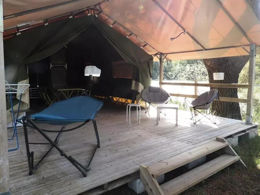 Camping Pas Cher vous présente avec son site Officiel campingpascher.fr, le Camping Les Etangs Mina classé 3 étoiles, situé sur la commune de Saint Sornin dans le département Charente-maritime (Poitou Charentes) en France. Le camping Les Etangs Mina, vous présente un hébergement de type tente en toile et bois de 25 m² pour 2 personnes. Le camping Les Etangs Mina vous propose du sam. 18 juillet au sam. 25 juillet 2026, en promotion à -10% pour 7 nuits à 509 € au lieu de 565,56 € soit une Économie de 56,56 €. Cette location propose 8 dates différentes pour réserver votre séjour. Découvrez également les 27 autres gammes d'hébergements du camping. Les Avis clients pour le Camping Les Etangs Mina sont excellents avec une note moyenne de 8 sur 10. MerÉtang, Piscine extérieure, Animation ados, Animations familiales, Club enfants, Aire de jeux enfants, Baby-foot, Canoë-kayak, Cyclisme, Parcours sportif, Ping-pong, Piscine, Pétanque, Randonnée, Salle de jeux vidéo, Structure gonflable enfants, Bar, Dépôt de pain, Pizzeria, Plats à emporter, Snack/Bar, Épicerie,... En savoir plus : cliquez-ICI.