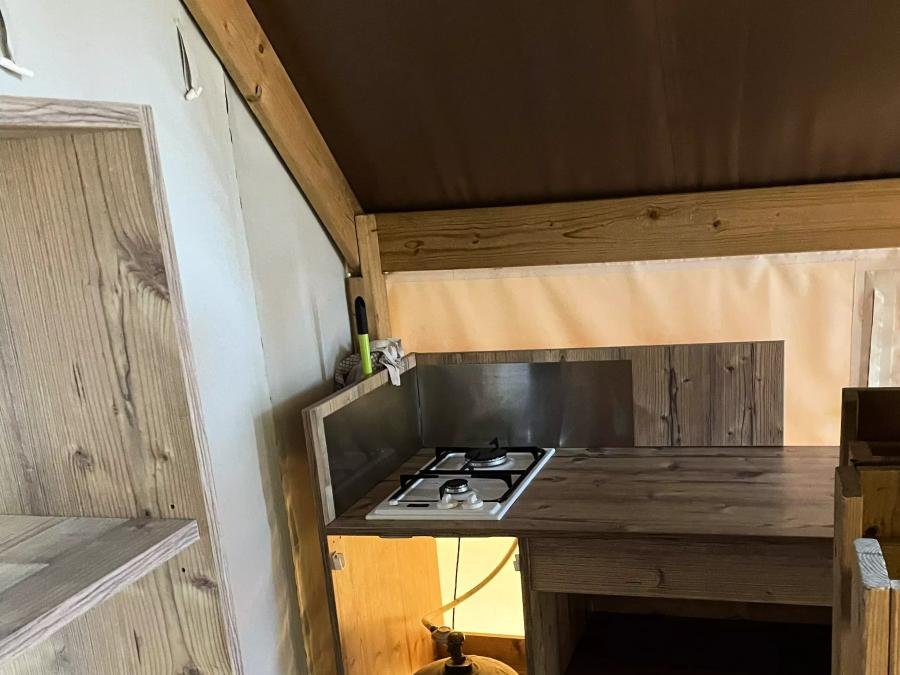 Camping Pas Cher vous présente avec son site Officiel campingpascher.fr, le Camping Les Etangs Mina classé 3 étoiles, situé sur la commune de Saint Sornin dans le département Charente-maritime (Poitou Charentes) en France. Le camping Les Etangs Mina, vous présente un hébergement de type tente en toile et bois pour 2 personnes. Le camping Les Etangs Mina vous propose du sam. 18 juillet au sam. 25 juillet 2026, en promotion à -10% pour 7 nuits à 529 € au lieu de 587,78 € soit une Économie de 58,78 €. Cette location propose 7 dates différentes pour réserver votre séjour. Découvrez également les 27 autres gammes d'hébergements du camping. Les Avis clients pour le Camping Les Etangs Mina sont excellents avec une note moyenne de 8 sur 10. MerÉtang, Piscine extérieure, Animation ados, Animations familiales, Club enfants, Aire de jeux enfants, Baby-foot, Canoë-kayak, Cyclisme, Parcours sportif, Ping-pong, Piscine, Pétanque, Randonnée, Salle de jeux vidéo, Structure gonflable enfants, Bar, Dépôt de pain, Pizzeria, Plats à emporter, Snack/Bar, Épicerie,... En savoir plus : cliquez-ICI.