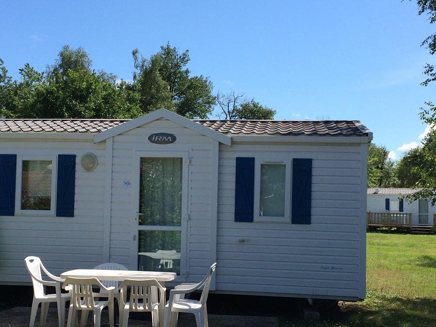 Camping Pas Cher vous présente avec son site Officiel campingpascher.fr, le Camping Les Etangs Mina classé 3 étoiles, situé sur la commune de Saint Sornin dans le département Charente-maritime (Poitou Charentes) en France. Le camping Les Etangs Mina, vous présente un hébergement de type mobil-home de 29 m² et télévision. Le camping Les Etangs Mina vous propose du sam. 04 juillet au sam. 11 juillet 2026, en promotion à -10% pour 7 nuits à 504 € au lieu de 560,0 € soit une Économie de 56 €. Cette location propose 34 dates différentes pour réserver votre séjour. Découvrez également les 27 autres gammes d'hébergements du camping. Les Avis clients pour le Camping Les Etangs Mina sont excellents avec une note moyenne de 8 sur 10. MerÉtang, Piscine extérieure, Animation ados, Animations familiales, Club enfants, Aire de jeux enfants, Baby-foot, Canoë-kayak, Cyclisme, Parcours sportif, Ping-pong, Piscine, Pétanque, Randonnée, Salle de jeux vidéo, Structure gonflable enfants, Bar, Dépôt de pain, Pizzeria, Plats à emporter, Snack/Bar, Épicerie,... En savoir plus : cliquez-ICI.