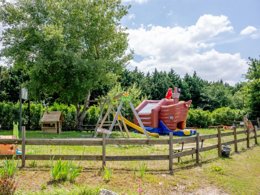 Camping Pas Cher vous présente avec son site Officiel campingpascher.fr, le Camping Maeva Escapades Les Etangs Mina classé 3 étoiles, situé sur la commune de Saint Sornin dans le département Charente-maritime (Poitou Charentes) en France. Le camping Maeva Escapades Les Etangs Mina, vous présente un hébergement de type mobil-home de 17 m². Le camping Maeva Escapades Les Etangs Mina vous propose du sam. 25 avril au sam. 02 mai 2026 pour 7 nuits à 379€. Cette location propose 94 dates différentes pour réserver votre séjour. Découvrez également les 25 autres gammes d'hébergements du camping. Les Avis clients pour le Camping Maeva Escapades Les Etangs Mina sont excellents avec une note moyenne de 8 sur 10. MerÉtang, Piscine extérieure, Animation ados, Animations familiales, Club enfants, Aire de jeux enfants, Baby-foot, Canoë-kayak, Cyclisme, Parcours sportif, Ping-pong, Piscine, Pétanque, Randonnée, Salle de jeux vidéo, Structure gonflable enfants, Bar, Dépôt de pain, Pizzeria, Plats à emporter, Snack/Bar, Épicerie,... En savoir plus : cliquez-ICI.