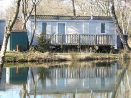 Camping Pas Cher vous présente avec son site Officiel campingpascher.fr, le Camping Maeva Escapades Les Etangs Mina classé 3 étoiles, situé sur la commune de Saint Sornin dans le département Charente-maritime (Poitou Charentes) en France. Le camping Maeva Escapades Les Etangs Mina, vous présente un hébergement de type mobil-home de 29 m² et télévision. Le camping Maeva Escapades Les Etangs Mina vous propose du sam. 25 avril au sam. 02 mai 2026 pour 7 nuits à 504€. Cette location propose 94 dates différentes pour réserver votre séjour. Découvrez également les 25 autres gammes d'hébergements du camping. Les Avis clients pour le Camping Maeva Escapades Les Etangs Mina sont excellents avec une note moyenne de 8 sur 10. MerÉtang, Piscine extérieure, Animation ados, Animations familiales, Club enfants, Aire de jeux enfants, Baby-foot, Canoë-kayak, Cyclisme, Parcours sportif, Ping-pong, Piscine, Pétanque, Randonnée, Salle de jeux vidéo, Structure gonflable enfants, Bar, Dépôt de pain, Pizzeria, Plats à emporter, Snack/Bar, Épicerie,... En savoir plus : cliquez-ICI.