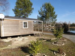 Camping Pas Cher vous présente avec son site Officiel campingpascher.fr, le Camping Maeva Escapades Les Etangs Mina classé 3 étoiles, situé sur la commune de Saint Sornin dans le département Charente-maritime (Poitou Charentes) en France. Le camping Maeva Escapades Les Etangs Mina, vous présente un hébergement de type chalet de 22 m² et télévision. Le camping Maeva Escapades Les Etangs Mina vous propose du sam. 25 avril au sam. 02 mai 2026 pour 7 nuits à 392€. Cette location propose 94 dates différentes pour réserver votre séjour. Découvrez également les 25 autres gammes d'hébergements du camping. Les Avis clients pour le Camping Maeva Escapades Les Etangs Mina sont excellents avec une note moyenne de 8 sur 10. MerÉtang, Piscine extérieure, Animation ados, Animations familiales, Club enfants, Aire de jeux enfants, Baby-foot, Canoë-kayak, Cyclisme, Parcours sportif, Ping-pong, Piscine, Pétanque, Randonnée, Salle de jeux vidéo, Structure gonflable enfants, Bar, Dépôt de pain, Pizzeria, Plats à emporter, Snack/Bar, Épicerie,... En savoir plus : cliquez-ICI.