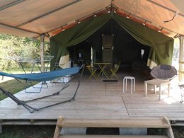 Camping Pas Cher vous présente avec son site Officiel campingpascher.fr, le Camping Maeva Escapades Les Etangs Mina classé 3 étoiles, situé sur la commune de Saint Sornin dans le département Charente-maritime (Poitou Charentes) en France. Le camping Maeva Escapades Les Etangs Mina, vous présente un hébergement de type tente de 25 m² pour 2 personnes. Le camping Maeva Escapades Les Etangs Mina vous propose du sam. 04 juillet au sam. 11 juillet 2026 pour 7 nuits à 455€. Cette location propose 8 dates différentes pour réserver votre séjour. Découvrez également les 25 autres gammes d'hébergements du camping. Les Avis clients pour le Camping Maeva Escapades Les Etangs Mina sont excellents avec une note moyenne de 8 sur 10. MerÉtang, Piscine extérieure, Animation ados, Animations familiales, Club enfants, Aire de jeux enfants, Baby-foot, Canoë-kayak, Cyclisme, Parcours sportif, Ping-pong, Piscine, Pétanque, Randonnée, Salle de jeux vidéo, Structure gonflable enfants, Bar, Dépôt de pain, Pizzeria, Plats à emporter, Snack/Bar, Épicerie,... En savoir plus : cliquez-ICI.