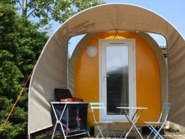 Camping Pas Cher vous présente avec son site Officiel campingpascher.fr, le Camping Maeva Escapades Les Etangs Mina classé 3 étoiles, situé sur la commune de Saint Sornin dans le département Charente-maritime (Poitou Charentes) en France. Le camping Maeva Escapades Les Etangs Mina, vous présente un hébergement de type bungalow de 17 m². Le camping Maeva Escapades Les Etangs Mina vous propose du sam. 04 juillet au sam. 11 juillet 2026 pour 7 nuits à 479€. Cette location propose 8 dates différentes pour réserver votre séjour. Découvrez également les 25 autres gammes d'hébergements du camping. Les Avis clients pour le Camping Maeva Escapades Les Etangs Mina sont excellents avec une note moyenne de 8 sur 10. MerÉtang, Piscine extérieure, Animation ados, Animations familiales, Club enfants, Aire de jeux enfants, Baby-foot, Canoë-kayak, Cyclisme, Parcours sportif, Ping-pong, Piscine, Pétanque, Randonnée, Salle de jeux vidéo, Structure gonflable enfants, Bar, Dépôt de pain, Pizzeria, Plats à emporter, Snack/Bar, Épicerie,... En savoir plus : cliquez-ICI.