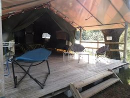 Camping Pas Cher vous présente avec son site Officiel campingpascher.fr, le Camping Maeva Escapades Les Etangs Mina classé 3 étoiles, situé sur la commune de Saint Sornin dans le département Charente-maritime (Poitou Charentes) en France. Le camping Maeva Escapades Les Etangs Mina, vous présente un hébergement de type tente en toile et bois de 25 m² pour 2 personnes. Le camping Maeva Escapades Les Etangs Mina vous propose du sam. 04 juillet au sam. 11 juillet 2026 pour 7 nuits à 509€. Cette location propose 8 dates différentes pour réserver votre séjour. Découvrez également les 25 autres gammes d'hébergements du camping. Les Avis clients pour le Camping Maeva Escapades Les Etangs Mina sont excellents avec une note moyenne de 8 sur 10. MerÉtang, Piscine extérieure, Animation ados, Animations familiales, Club enfants, Aire de jeux enfants, Baby-foot, Canoë-kayak, Cyclisme, Parcours sportif, Ping-pong, Piscine, Pétanque, Randonnée, Salle de jeux vidéo, Structure gonflable enfants, Bar, Dépôt de pain, Pizzeria, Plats à emporter, Snack/Bar, Épicerie,... En savoir plus : cliquez-ICI.