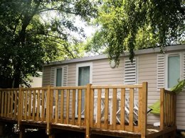 Camping Pas Cher vous présente avec son site Officiel campingpascher.fr, le Camping Maeva Escapades Les Etangs Mina classé 3 étoiles, situé sur la commune de Saint Sornin dans le département Charente-maritime (Poitou Charentes) en France. Le camping Maeva Escapades Les Etangs Mina, vous présente un hébergement de type mobil-home de 29 m² et télévision. Le camping Maeva Escapades Les Etangs Mina vous propose du sam. 25 avril au sam. 02 mai 2026 pour 7 nuits à 559€. Cette location propose 94 dates différentes pour réserver votre séjour. Découvrez également les 25 autres gammes d'hébergements du camping. Les Avis clients pour le Camping Maeva Escapades Les Etangs Mina sont excellents avec une note moyenne de 8 sur 10. MerÉtang, Piscine extérieure, Animation ados, Animations familiales, Club enfants, Aire de jeux enfants, Baby-foot, Canoë-kayak, Cyclisme, Parcours sportif, Ping-pong, Piscine, Pétanque, Randonnée, Salle de jeux vidéo, Structure gonflable enfants, Bar, Dépôt de pain, Pizzeria, Plats à emporter, Snack/Bar, Épicerie,... En savoir plus : cliquez-ICI.