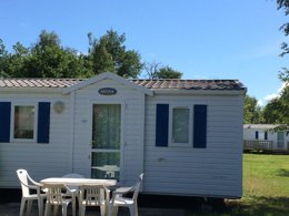 Camping Pas Cher vous présente avec son site Officiel campingpascher.fr, le Camping Maeva Escapades Les Etangs Mina classé 3 étoiles, situé sur la commune de Saint Sornin dans le département Charente-maritime (Poitou Charentes) en France. Le camping Maeva Escapades Les Etangs Mina, vous présente un hébergement de type mobil-home de 29 m² et télévision. Le camping Maeva Escapades Les Etangs Mina vous propose du sam. 25 avril au sam. 02 mai 2026 pour 7 nuits à 497€. Cette location propose 94 dates différentes pour réserver votre séjour. Découvrez également les 25 autres gammes d'hébergements du camping. Les Avis clients pour le Camping Maeva Escapades Les Etangs Mina sont excellents avec une note moyenne de 8 sur 10. MerÉtang, Piscine extérieure, Animation ados, Animations familiales, Club enfants, Aire de jeux enfants, Baby-foot, Canoë-kayak, Cyclisme, Parcours sportif, Ping-pong, Piscine, Pétanque, Randonnée, Salle de jeux vidéo, Structure gonflable enfants, Bar, Dépôt de pain, Pizzeria, Plats à emporter, Snack/Bar, Épicerie,... En savoir plus : cliquez-ICI.