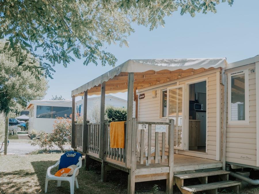 Camping Pas Cher vous présente avec son site Officiel campingpascher.fr, le Camping La Bolée D'Air classé 4 étoiles, situé sur la commune de Saint Vincent Sur Jard dans le département Vendée (Pays De La Loire) en France. Le camping La Bolée D'Air, vous présente un hébergement de type mobil-home de 20 m² pour 4 personnes et télévision. Le camping La Bolée D'Air vous propose du mercredi 12 août au mercredi 19 août 2026 pour 7 nuits à 1062.5€. Cette location propose 5 dates différentes pour réserver votre séjour. Découvrez également les 8 autres gammes d'hébergements du camping. Les Avis clients pour le Camping La Bolée D'Air sont de 7 sur 10. Mer, Piscine couverte, Piscine extérieure, Animations familiales, Club enfants, Aire de jeux enfants, Baby-foot, Court de tennis, Cyclisme, Flipper, Ping-pong, Piscine, Pétanque, Salle de fitness, Terrain de volley-ball, Terrain multisports, Voile, Bar, Dépôt de pain, Plats à emporter, Snack/Bar, Épicerie,... En savoir plus : cliquez-ICI.