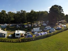 Camping Pas Cher vous présente avec son site Officiel campingpascher.fr, le Camping Les Myrtilles classé 2 étoiles, situé sur la commune de Saint Yvi dans le département Finistère (Bretagne) en France. Le camping Les Myrtilles, vous présente un hébergement de type mobil-home de 40 m². Le camping Les Myrtilles vous propose du sam. 04 juillet au sam. 11 juillet 2026 pour 7 nuits à 680€. Cette location propose 8 dates différentes pour réserver votre séjour. Découvrez également les 2 autres gammes d'hébergements du camping. Les Avis clients pour le Camping Les Myrtilles sont de 7 sur 10. Animations familiales, Aire de jeux enfants, Baby-foot, Centre équestre, Court de tennis, Golf, Piscine, Pétanque, Randonnée, Terrain de football, Créperie, Dépôt de pain, Pizzeria,... En savoir plus : cliquez-ICI.