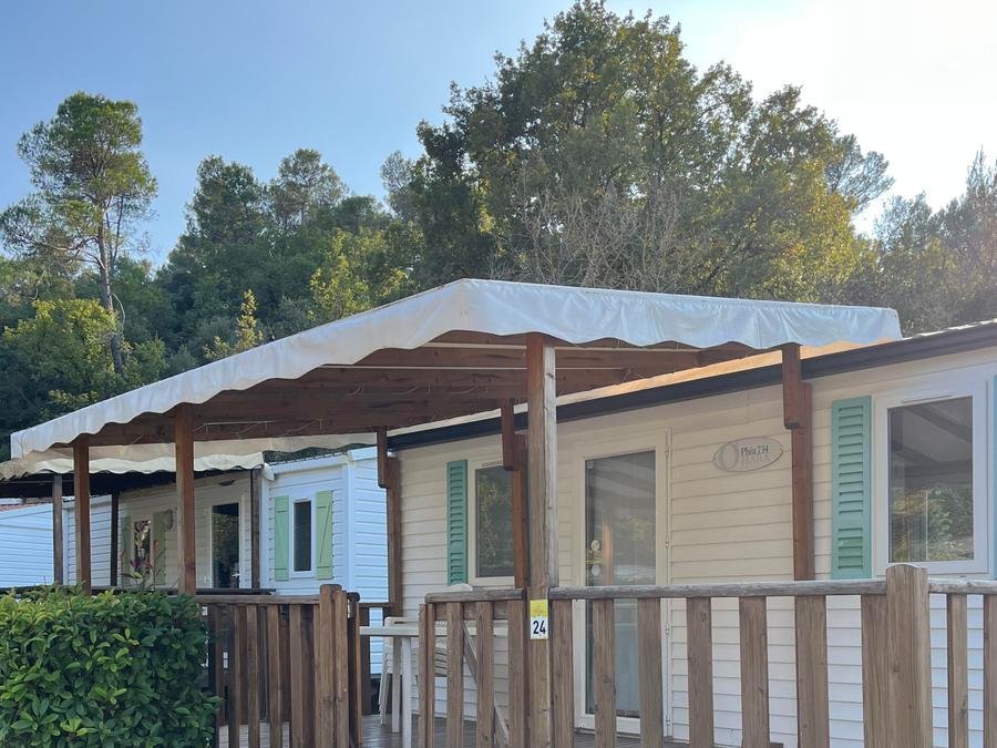 Camping Pas Cher vous présente avec son site Officiel campingpascher.fr, le Camping Flower La Vidaresse classé 3 étoiles, situé sur la commune de Sainte Anastasie Sur Issole dans le département Var (Provence Alpes Côte D'azur) en France. Le camping Flower La Vidaresse, vous présente un hébergement de type mobil-home de 32 m² pour 1 personne avec climatisation. Le camping Flower La Vidaresse vous propose du vendredi 05 juin au vendredi 12 juin 2026 avec une PROMO de DERNIÈRE MINUTE, en promotion à -13% pour 7 nuits à 392,50 € au lieu de 455,5 € soit une Économie de 63 €. Cette location propose 60 dates différentes pour réserver votre séjour. Découvrez également les 7 autres gammes d'hébergements du camping. Les Avis clients pour le Camping Flower La Vidaresse sont excellents avec une note moyenne de 8 sur 10. Piscine chauffée, Piscine couverte, Animations familiales, Club enfants, Aire de jeux enfants, Baby-foot, Canoë-kayak, Centre équestre, Cyclisme, Escalade, Golf, Ping-pong, Piscine, Pétanque, Randonnée, Trampoline, Bar, Dépôt de pain, Snack/Bar,... En savoir plus : cliquez-ICI.