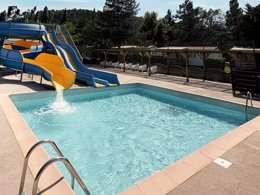 Camping Pas Cher vous présente avec son site Officiel campingpascher.fr, le Camping Flower La Vidaresse classé 3 étoiles, situé sur la commune de Sainte Anastasie Sur Issole dans le département Var (Provence Alpes Côte D'azur) en France. Le camping Flower La Vidaresse, vous présente un hébergement de type chalet de 34 m² pour 1 personne avec climatisation et télévision. Le camping Flower La Vidaresse vous propose du dimanche 07 juin au dimanche 14 juin 2026, en promotion à -13% pour 7 nuits à 425,50 € au lieu de 493,5 € soit une Économie de 68 €. Cette location propose 61 dates différentes pour réserver votre séjour. Découvrez également les 7 autres gammes d'hébergements du camping. Les Avis clients pour le Camping Flower La Vidaresse sont excellents avec une note moyenne de 8 sur 10. Piscine chauffée, Piscine couverte, Animations familiales, Club enfants, Aire de jeux enfants, Baby-foot, Canoë-kayak, Centre équestre, Cyclisme, Escalade, Golf, Ping-pong, Piscine, Pétanque, Randonnée, Trampoline, Bar, Dépôt de pain, Snack/Bar,... En savoir plus : cliquez-ICI.