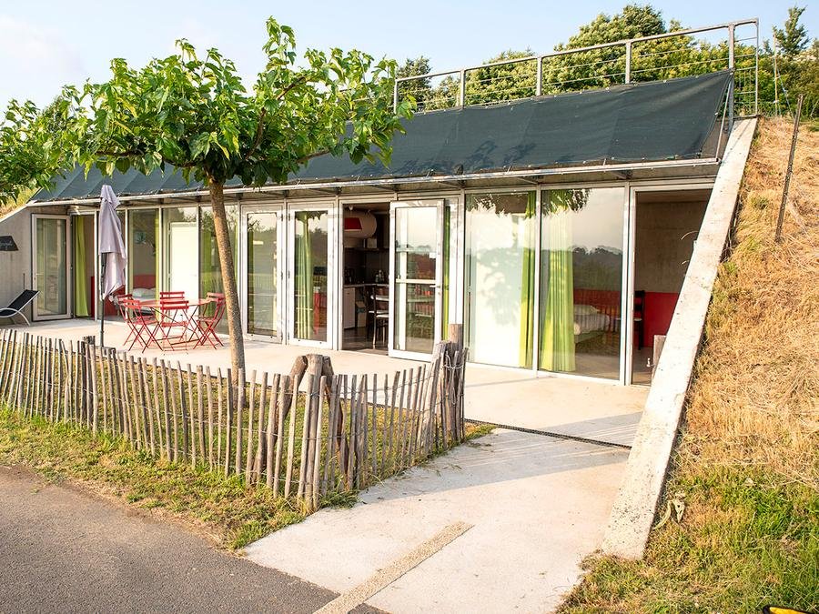 Camping Pas Cher vous présente avec son site Officiel campingpascher.fr, le Camping Les Collines De Sainte Féréole classé 3 étoiles, situé sur la commune de Sainte Fereole dans le département Corrèze (Limousin) en France. Le camping Les Collines De Sainte Féréole, vous présente un hébergement de type maison de campagne de 50 m² et télévision. Le camping Les Collines De Sainte Féréole vous propose du lundi 21 septembre au lundi 28 septembre 2026, en promotion à -15% pour 7 nuits à 297,50 € au lieu de 350,0 € soit une Économie de 52,50 €. Cette location propose 84 dates différentes pour réserver votre séjour. Découvrez également les 5 autres gammes d'hébergements du camping. Les Avis clients pour le Camping Les Collines De Sainte Féréole sont excellents avec une note moyenne de 9 sur 10. Piscine chauffée, Piscine extérieure, Animations familiales, Aire de jeux enfants, Centre équestre, Court de tennis, Golf, Pétanque, Randonnée, Terrain de football, Terrain multisports, Dépôt de pain,... En savoir plus : cliquez-ICI.