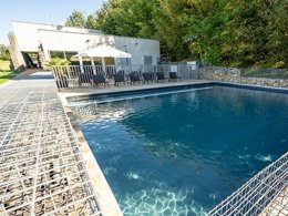 Camping Pas Cher vous présente avec son site Officiel campingpascher.fr, le Camping Les Collines De Sainte Féréole classé 3 étoiles, situé sur la commune de Sainte Fereole dans le département Corrèze (Limousin) en France. Le camping Les Collines De Sainte Féréole, vous présente un hébergement de type maison de campagne de 37 m² et télévision. Le camping Les Collines De Sainte Féréole vous propose du sam. 12 septembre au sam. 19 septembre 2026, en promotion à -15% pour 7 nuits à 238 € au lieu de 280,0 € soit une Économie de 42 €. Cette location propose 133 dates différentes pour réserver votre séjour. Découvrez également les 5 autres gammes d'hébergements du camping. Les Avis clients pour le Camping Les Collines De Sainte Féréole sont excellents avec une note moyenne de 9 sur 10. Piscine chauffée, Piscine extérieure, Animations familiales, Aire de jeux enfants, Centre équestre, Court de tennis, Golf, Pétanque, Randonnée, Terrain de football, Terrain multisports, Dépôt de pain,... En savoir plus : cliquez-ICI.