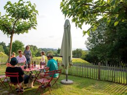 Camping Pas Cher vous présente avec son site Officiel campingpascher.fr, le Camping Les Collines De Sainte Féréole classé 3 étoiles, situé sur la commune de Sainte Fereole dans le département Corrèze (Limousin) en France. Le camping Les Collines De Sainte Féréole, vous présente un hébergement de type maison de campagne de 45 m² pour 6 personnes et télévision. Le camping Les Collines De Sainte Féréole vous propose du sam. 13 décembre au sam. 20 décembre 2025 avec une PROMO de DERNIÈRE MINUTE, en promotion à -20% pour 7 nuits à 336 € au lieu de 420 € soit une Économie de 84 €. Cette location propose 277 dates différentes pour réserver votre séjour. Découvrez également les 5 autres gammes d'hébergements du camping. Les Avis clients pour le Camping Les Collines De Sainte Féréole sont excellents avec une note moyenne de 9 sur 10. Piscine chauffée, Piscine extérieure, Animations familiales, Aire de jeux enfants, Centre équestre, Court de tennis, Golf, Pétanque, Randonnée, Terrain de football, Terrain multisports, Dépôt de pain,... En savoir plus : cliquez-ICI.