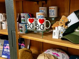 Camping Pas Cher vous présente avec son site Officiel campingpascher.fr, le Camping Les Collines De Sainte Féréole classé 3 étoiles, situé sur la commune de Sainte Fereole dans le département Corrèze (Limousin) en France. Le camping Les Collines De Sainte Féréole, vous présente un hébergement de type maison de campagne de 50 m² et télévision. Le camping Les Collines De Sainte Féréole vous propose du sam. 13 décembre au sam. 20 décembre 2025 avec une PROMO de DERNIÈRE MINUTE, en promotion à -20% pour 7 nuits à 336 € au lieu de 420 € soit une Économie de 84 €. Cette location propose 276 dates différentes pour réserver votre séjour. Découvrez également les 5 autres gammes d'hébergements du camping. Les Avis clients pour le Camping Les Collines De Sainte Féréole sont excellents avec une note moyenne de 9 sur 10. Piscine chauffée, Piscine extérieure, Animations familiales, Aire de jeux enfants, Centre équestre, Court de tennis, Golf, Pétanque, Randonnée, Terrain de football, Terrain multisports, Dépôt de pain,... En savoir plus : cliquez-ICI.