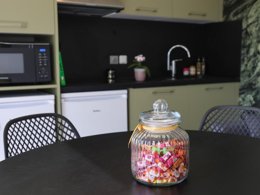 Camping Pas Cher vous présente avec son site Officiel campingpascher.fr, le Camping Les Collines De Sainte Féréole classé 3 étoiles, situé sur la commune de Sainte Fereole dans le département Corrèze (Limousin) en France. Le camping Les Collines De Sainte Féréole, vous présente un hébergement de type maison de campagne de 45 m² pour 6 personnes et télévision. Le camping Les Collines De Sainte Féréole vous propose du sam. 13 décembre au sam. 20 décembre 2025 avec une PROMO de DERNIÈRE MINUTE, en promotion à -20% pour 7 nuits à 336 € au lieu de 420 € soit une Économie de 84 €. Cette location propose 277 dates différentes pour réserver votre séjour. Découvrez également les 5 autres gammes d'hébergements du camping. Les Avis clients pour le Camping Les Collines De Sainte Féréole sont excellents avec une note moyenne de 9 sur 10. Piscine chauffée, Piscine extérieure, Animations familiales, Aire de jeux enfants, Centre équestre, Court de tennis, Golf, Pétanque, Randonnée, Terrain de football, Terrain multisports, Dépôt de pain,... En savoir plus : cliquez-ICI.