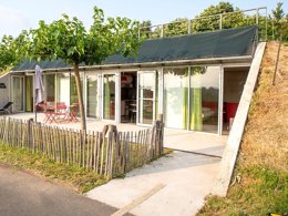 Camping Pas Cher vous présente avec son site Officiel campingpascher.fr, le Camping Les Collines De Sainte Féréole classé 3 étoiles, situé sur la commune de Sainte Fereole dans le département Corrèze (Limousin) en France. Le camping Les Collines De Sainte Féréole, vous présente un hébergement de type maison de campagne de 50 m² et télévision. Le camping Les Collines De Sainte Féréole vous propose du sam. 13 décembre au sam. 20 décembre 2025 avec une PROMO de DERNIÈRE MINUTE, en promotion à -20% pour 7 nuits à 336 € au lieu de 420 € soit une Économie de 84 €. Cette location propose 276 dates différentes pour réserver votre séjour. Découvrez également les 5 autres gammes d'hébergements du camping. Les Avis clients pour le Camping Les Collines De Sainte Féréole sont excellents avec une note moyenne de 9 sur 10. Piscine chauffée, Piscine extérieure, Animations familiales, Aire de jeux enfants, Centre équestre, Court de tennis, Golf, Pétanque, Randonnée, Terrain de football, Terrain multisports, Dépôt de pain,... En savoir plus : cliquez-ICI.